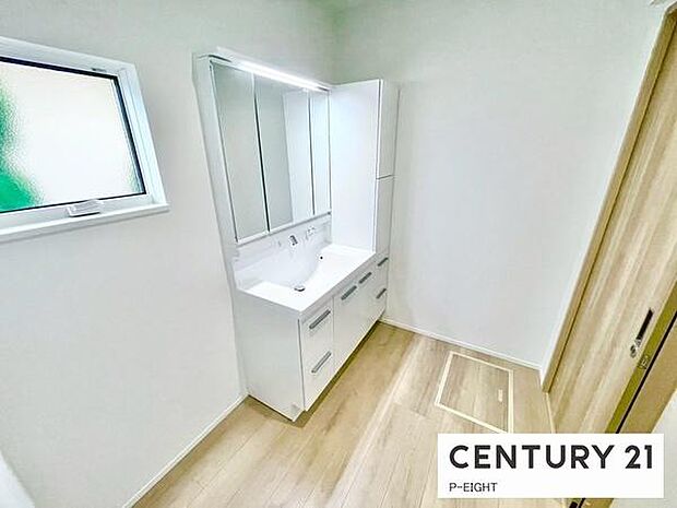 明るい洗面台で身支度ができます!洗濯機を置くスペースもあります!