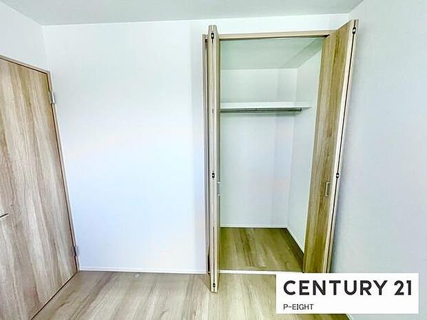 棚とパイプ付きのクローゼットで収納に便利です!