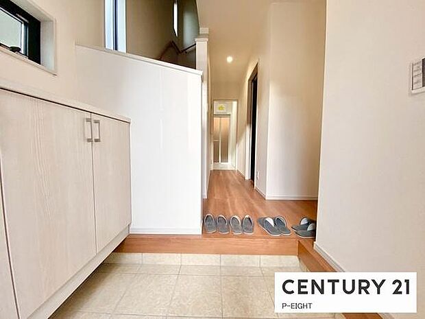 白を基調とした明るい玄関です!