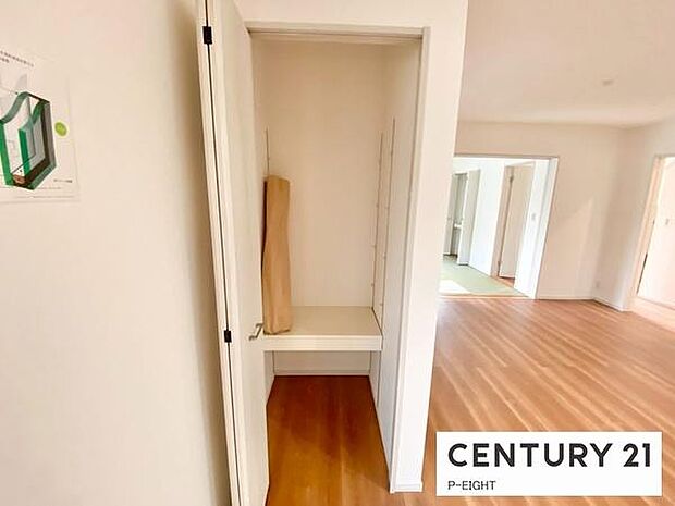 リビングには便利な収納スペースがあります!