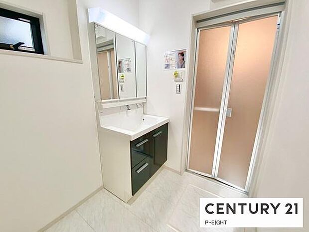 明るい洗面台で身支度ができます！洗濯機を置くスペースもあります！