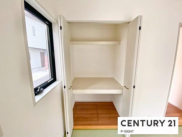 畳敷きの洋室には収納に便利な押入れあり!