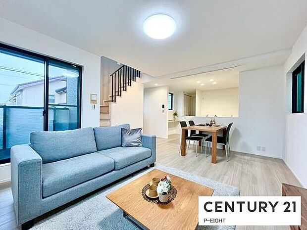 大きな窓から日光が差し込む明るいリビングです!