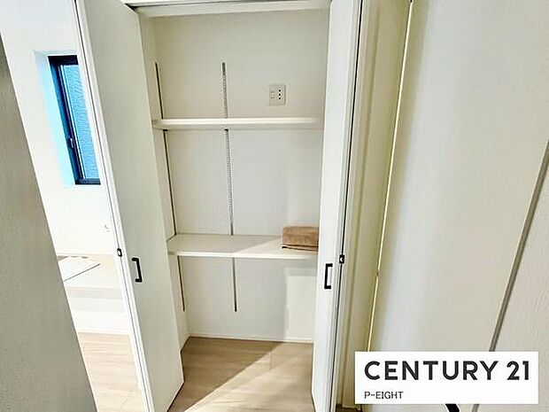 キッチン横には便利なパントリー!