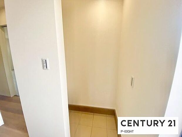 ベビーカーやゴルフクラブなども置ける便利な収納スペースがあります！