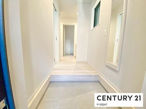 白を基調とした明るい玄関です！