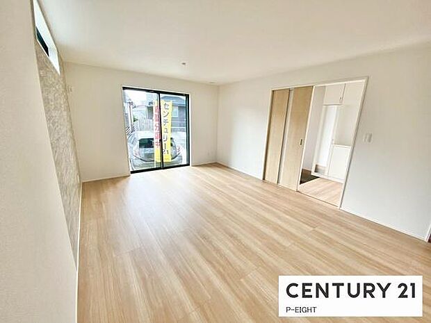 大きな窓から日光が差し込む明るいリビングです！