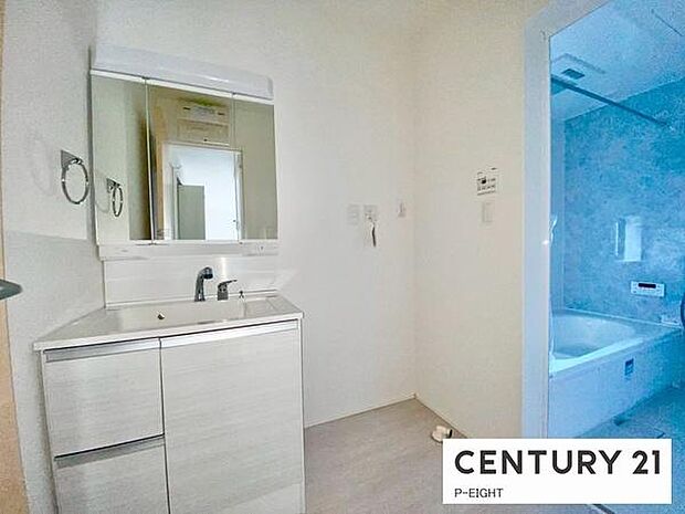 明るい洗面台で身支度ができます！