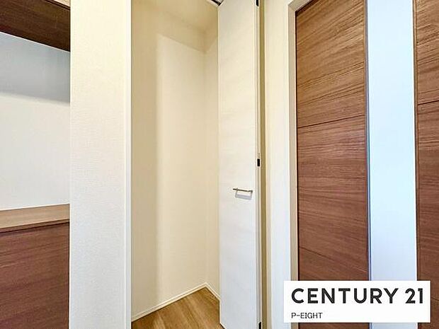 玄関先に収納スペースあり！