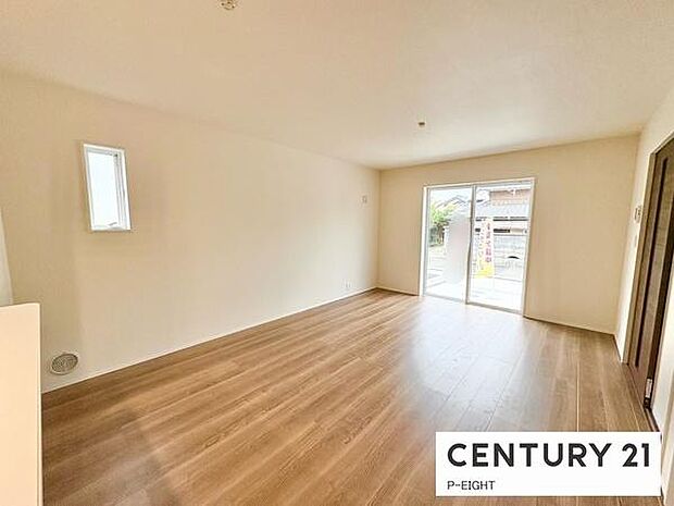 大きな窓から日光が差し込む明るいリビングです！