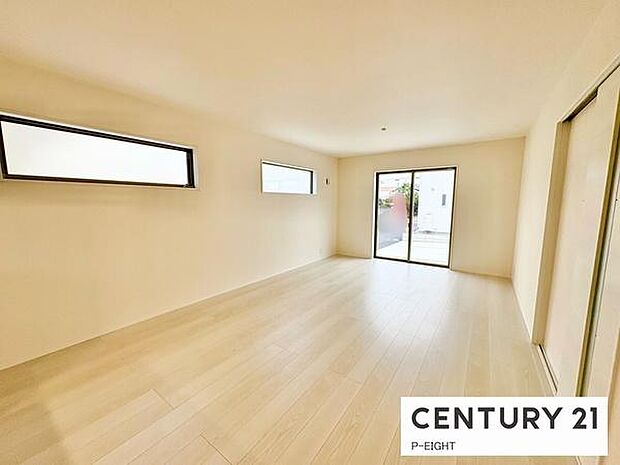 大きな窓から日光が差し込む明るいリビングです!