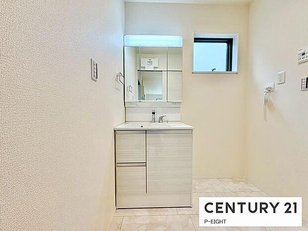 明るい洗面台で身支度ができます!