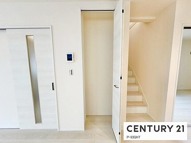 キッチン横に収納に便利なパントリーがあります!