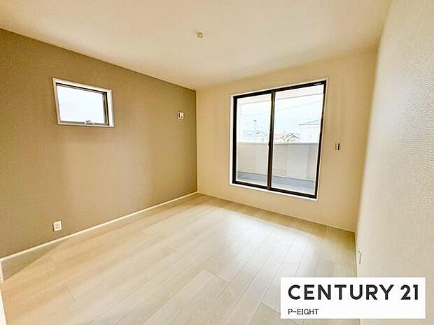 バルコニーに面している明るい洋室です!