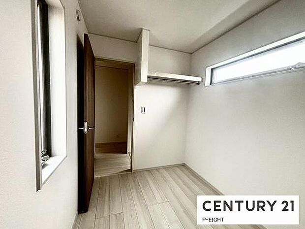 白を基調とした明るい部屋です！棚とパイプ付きで服などの収納スペースあり！