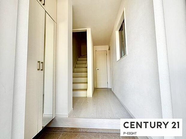 白を基調とした明るい玄関です！