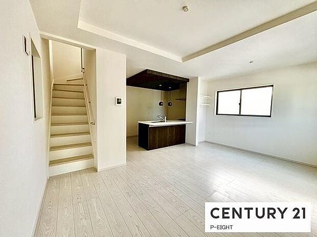 大きな窓から日光が差し込む明るいリビングです！