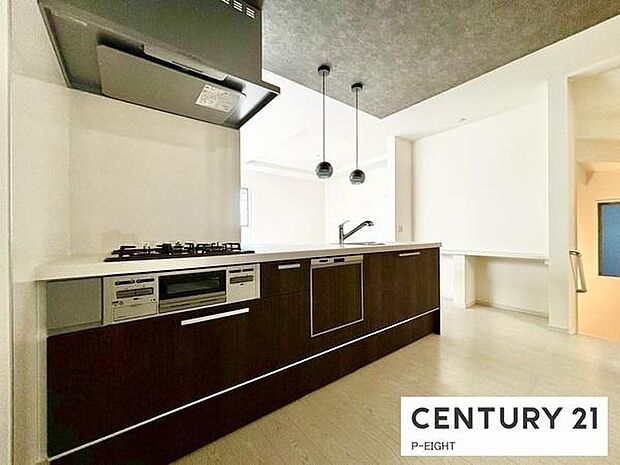 料理をしながらリビングを見渡せるつくりで、料理中も家族との会話がはずみます。