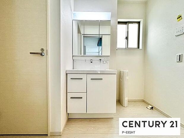 明るい洗面台で身支度ができます！洗濯機を置くスペースもあります！