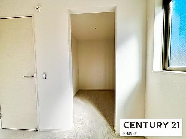 ウォークインクローゼットでたくさん収納できます！