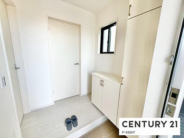 白を基調とした明るい玄関です！