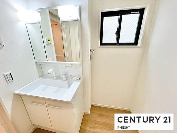 明るい洗面台で身支度ができます！洗濯機を置くスペースもあります！