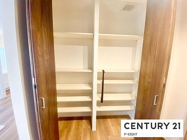 棚付きの便利な収納スペースあり!