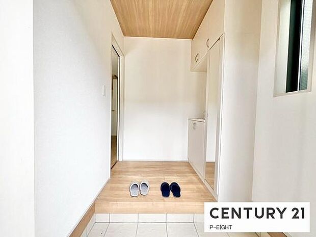 白を基調とした明るい玄関です!