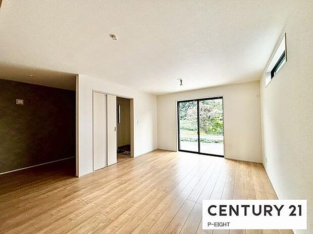 大きな窓から日光が差し込む明るいリビングです!