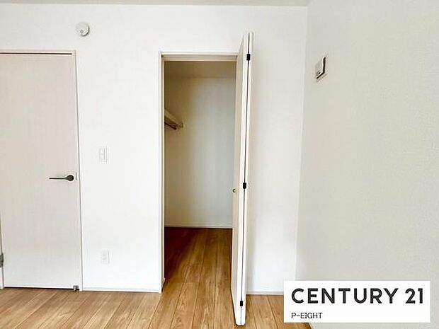 ウォークインクローゼットでたくさん収納できます!