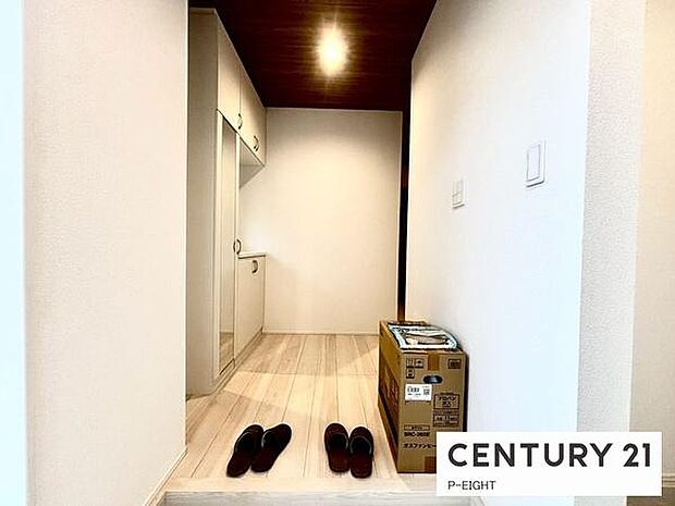 白を基調とした明るい玄関です!