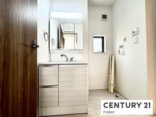 明るい洗面台で身支度ができます!洗濯機を置くスペースもあります!