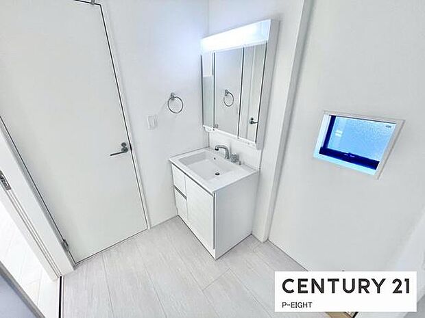 明るい洗面台で身支度ができます！洗濯機を置くスペースもあります！