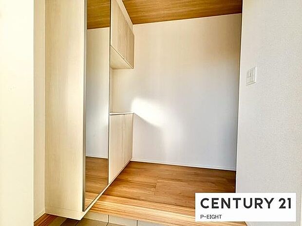 鏡付きシューズボックス付きの明るい玄関です!