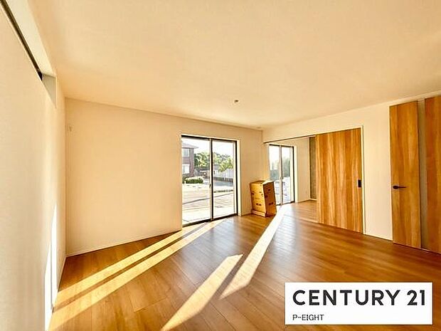 大きな窓から日光が差し込む明るいリビングです!