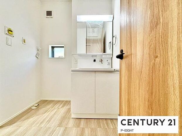 明るい洗面台で身支度ができます!洗濯機を置くスペースもあります!