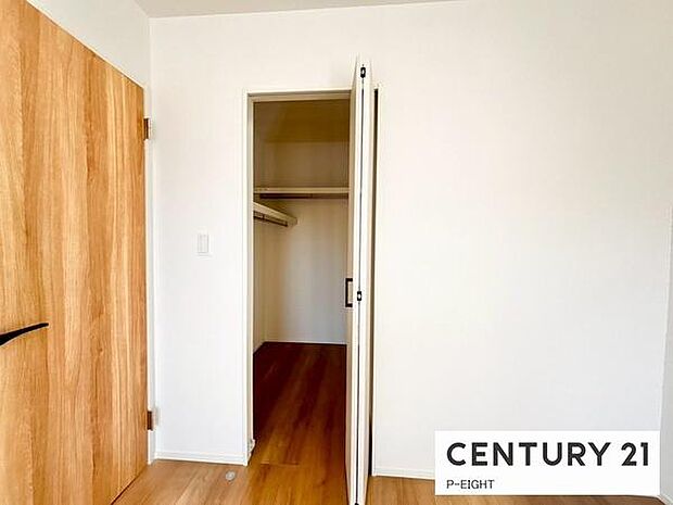 ウォークインクローゼットでたくさん収納できます!