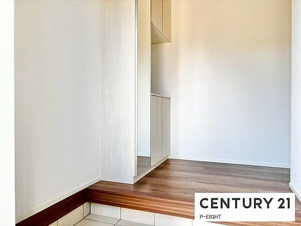 鏡付きシューズボックス付きの明るい玄関です！