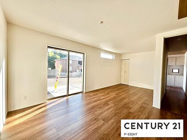 大きな窓から日光が差し込む明るいリビングです！