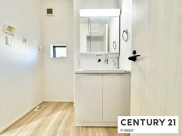 明るい洗面台で身支度ができます！洗濯機を置くスペースもあります！