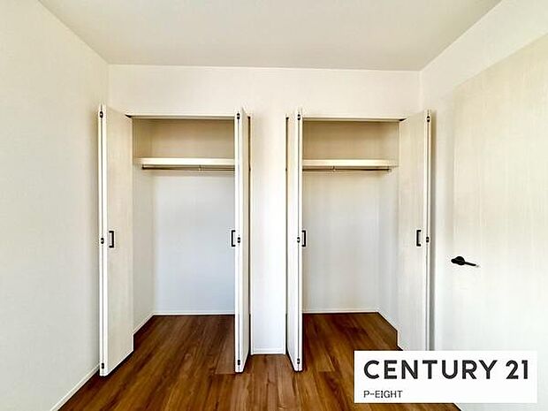 棚とパイプ付きで収納に便利です！