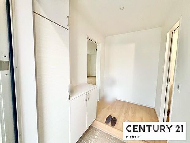 白を基調とした明るい玄関です!