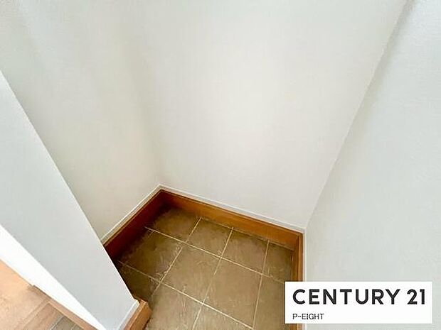 ベビーカーやゴルフクラブなども置ける便利な収納スペースがあります!