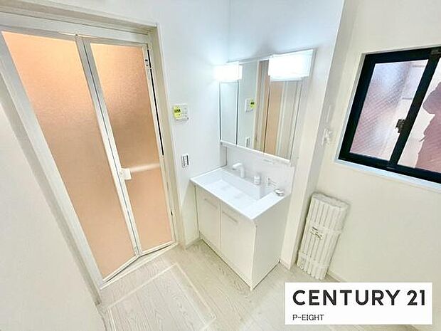 明るい洗面台で身支度ができます！洗濯機を置くスペースもあります！