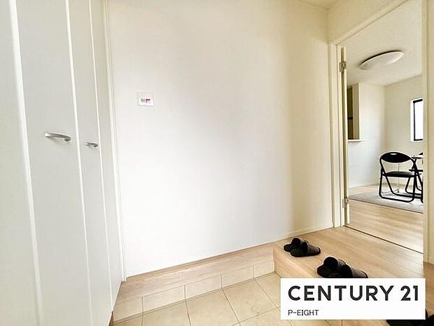 白を基調とした明るい玄関です！