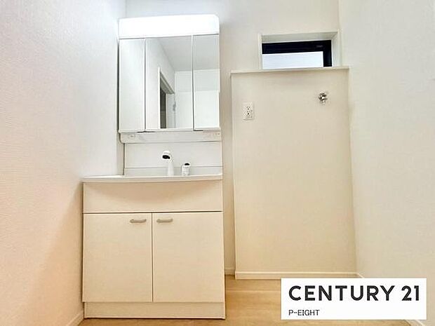 明るい洗面台で身支度ができます！洗濯機を置くスペースもあります！