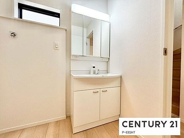 明るい洗面台で身支度ができます!洗濯機を置くスペースもあります!