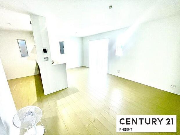 大きな窓から日光が差し込む明るいリビングです！