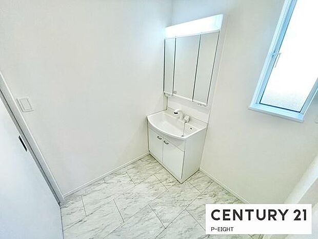 明るい洗面台で身支度ができます！洗濯機を置くスペースもあります！