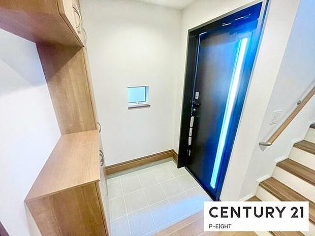 白を基調とした明るい玄関です！